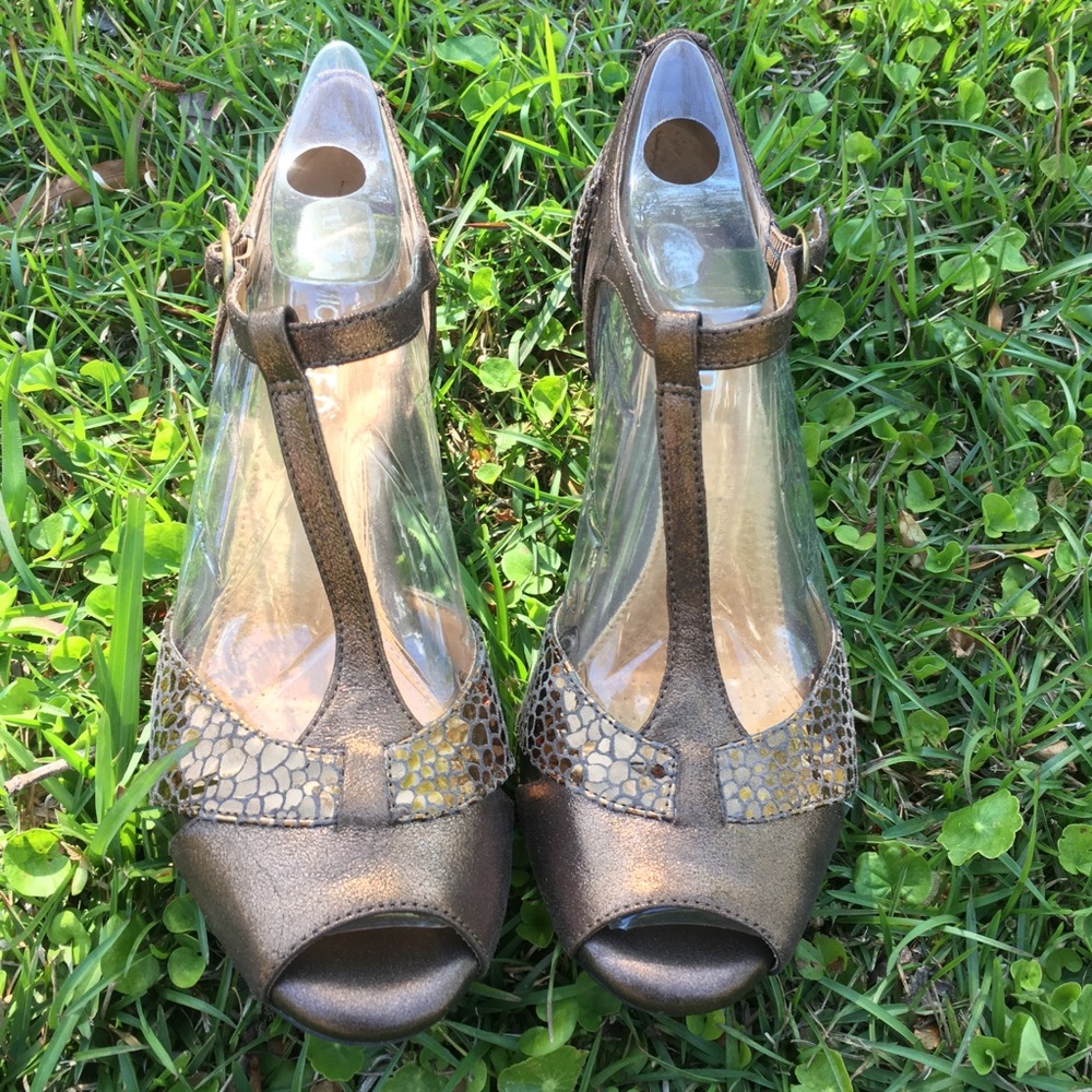 Golden Brown Open-Toed Heels - Picture 3 of 8